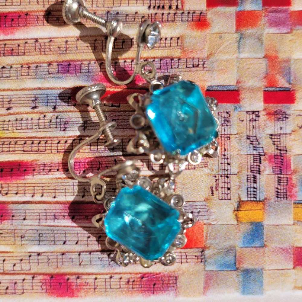 Lovely Vintage Screw-Back Earrings ~ Aquamarine Color ~ Very Pretty!
